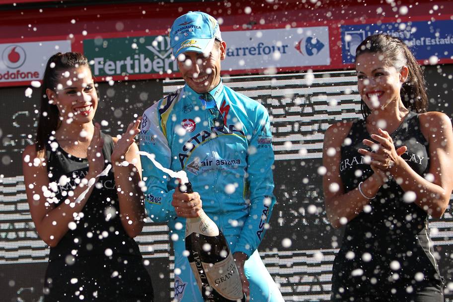 Fabio Aru festeggia sul podio la vittoria all&#39;undicesima tappa della Vuelta (Ap)